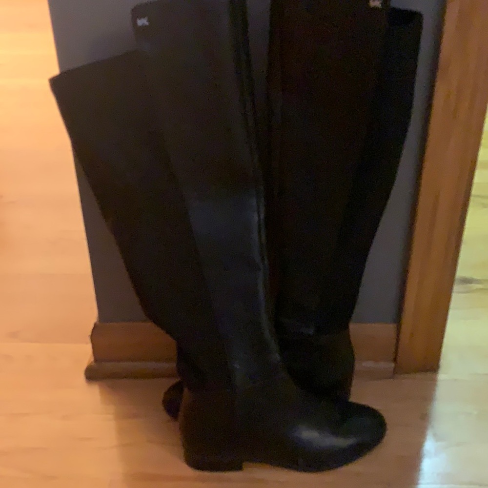 Worn once Michael kors boots love them bought a 5/12 needed 6